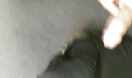 بلوند بالغ کانال فیلم شهوانی با دمپایی روی گربه مودار قدم می زد