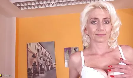 سبزه داغ به طور ماهرانه آلت تناسلی مرد را کنترل می ادرس کانال شهوانی کند