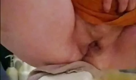 جوجه جوان یک الاغ را به کانال سایت شهوانی یک عضو می گوید و خودش را در گربه با یک ویبراتور fucks می کند.