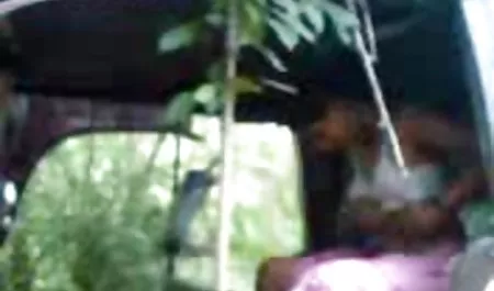 Gangbang با نوار کانال های شهوانی راه راه برای تولد یک سبزه