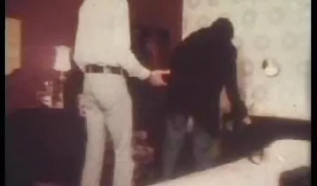 پسر بزرگ یک عضو گروه سکس کده بلوند ریزه درشت می کند