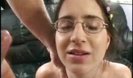 کودک در پشت یک دختر الاغ بزرگ با یک dildo در یک نقطه fucks می کند کانال شهوانی تلگرام