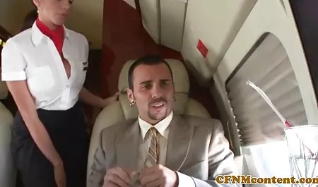 یک موتورسوار در خیابان یک دختر شلوغ با سبک سگ ادرس کانال شهوانی را توقیف کرد